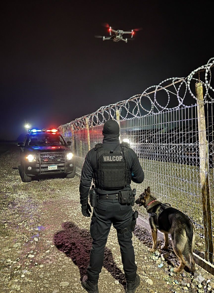 Patrullaje de seguridad con perro de seguridad (K9) y vehículo de patrulla de noche en valla - Valcop